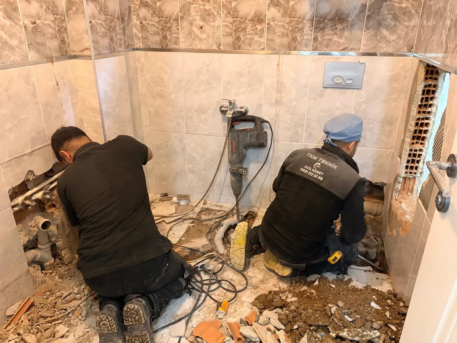 Ekibimiz banyo tadilatında: zemin ve tesisat yenileme